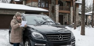 Žena koja je kasnila na kliniku zbog abortusa, otkrila je da je zaboravila dokumente u svom automobilu. Kada se vratila, primijetila je beskućnog dječaka koji je ostavio poruku pod brisačem. Kad je otvorila poruku, zaledila se od onoga što je pročitala… 😲😲😲 - featured image