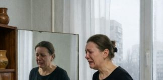 Na dan sahrane moje sestre dobila sam čudnu poruku: „Ne idi na groblje. Idi na staru vikendicu — i saznat ćeš istinu.“ Kada sam stigla na adresu, unutra sam vidjela nešto od čega mi se sledila krv u žilama i odmah sam pozvala policiju - featured image