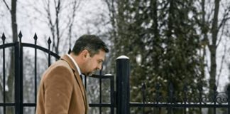 Nakon sahrane svoje supruge, milioner je krenuo prema svom automobilu i u blizini kapije groblja ugledao siromašnu staricu. Zaustavio se, izvadio nekoliko novčanica iz novčanika i šutke joj ih pružio. - featured image