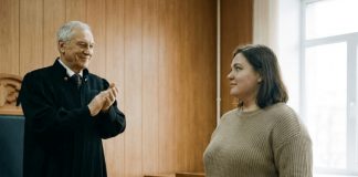 Na razvodu braka, Marina je, uz smeh svog muža, mirno predala svu svoju imovinu njemu. Ali kada je sudija shvatio razlog njenog postupka, aplaudirao joj je ustajući. Kako je Marina vešto prevarila svog muža… 😲😲😲 - featured image