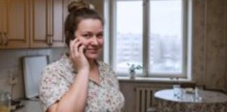 „Olička, uplata nije došla! Možda je neki problem u banci? Proveri, molim te!“ — zabrinuto je govorila svekrva na telefonu. Nasmešila sam se: „Pogledajte kroz prozor i saznaćete.“ Od onog što je videla, svekrvi su se podigle kose na glavi… 😲😲😲 - featured image