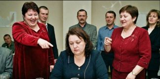 Šta, GUBITNIČE, bio si bolji od svih u razredu a gdje si sad? – smijali se drugari nakon 30 godina na godišnjici mature…. I za minut svi su ostali u šoku……………….. 🎓 - featured image