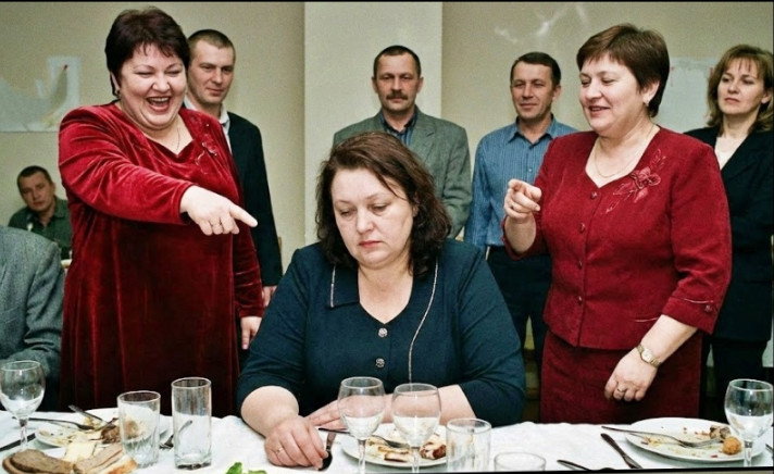 Šta, GUBITNIČE, bio si bolji od svih u razredu a gdje si sad? – smijali se drugari nakon 30 godina na godišnjici mature…. I za minut svi su ostali u šoku……………….. 🎓 - featured image Šta, GUBITNIČE, bio si bolji od svih u razredu a gdje si sad? – smijali se drugari nakon 30 godina na godišnjici mature…. I za minut svi su ostali u šoku……………….. 🎓 - featured image