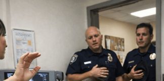 Policajac se sagnuo i zagrlio svog službenog psa dok je veterinar pripremao posljednju injekciju za nju, ali u posljednjem trenutku pas je učinio nešto zbog čega su svi u sobi ostali ukočeni od šoka. - featured image