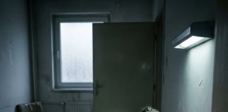 Ćerka je oca smestila u dom i nikada ga nije posetila 10 godina, a kada je on preminuo, advokat joj je uručio svesku koja je krila tajnu - featured image