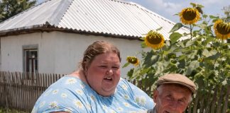 Svi u selu su bili šokirani kada je 70-godišnjak na starom motoru doveo kući ženu četrdeset godina mlađu od njega i svima je predstavio kao svoju suprugu 😨 Ali već nekoliko dana kasnije dogodilo se nešto što je opet šokiralo 😲😢 - featured image