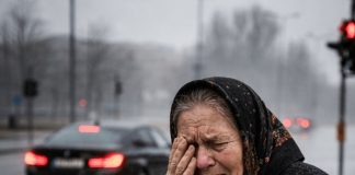 Sin je izbacio majku iz auta na kišu jer je ‘sramoti pred devojkom’: Taksista je stao, povezao je besplatno, a ujutru ga je dočekalo iznenađenje…. - featured image