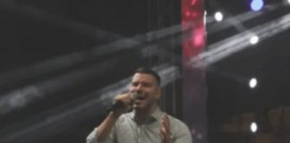 UMRLA DJEVOJKA NAŠEG PJEVAČA!! Odjednom se srušila na njegovom nastupu, on ne dolaazi NIKAKO sebi… - featured image