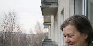 Žena je šest godina hranila istu vranu svaki dan na svom balkonu: ali jednog dana ptica jednostavno nije poletjela, a uskoro je žena saznala strašnu istinu 😢 😲 - featured image