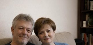 Upoznala sam muškarca od 59 godina i dopustila mu da se useli kod mene — ali kada je moj sin zamolio da ostane nekoliko dana, on se tome usprotivio. - featured image