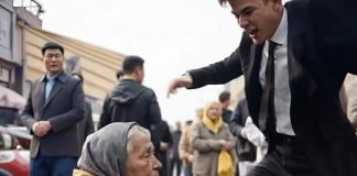 Čovek u skupom odelu na pijaci je maltretirao baku koja je samo prodavala povrće i uništio joj svu robu — ali nije mogao ni da zamisli kakva ga kazna čeka veoma uskoro. - featured image