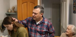 Bez upozorenja sam otišla kod kćeri i vidjela kako je muž i svekrvu zlostavljaju, a ona je stajala drhteći od straha: Obavila sam samo jedan telefonski poziv – a nekoliko minuta kasnije u kuću je ušla osoba koje su se najviše bojali 😯😱 - featured image