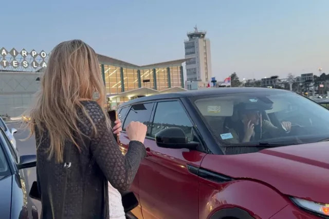 Ovo je zgodni partner Rade Manojlović: Došao po nju u skupocjenoj mašini, pjevačica puca od sreće, svi ga znate i on ima ženu i djecu? - featured image Ovo je zgodni partner Rade Manojlović: Došao po nju u skupocjenoj mašini, pjevačica puca od sreće, svi ga znate i on ima ženu i djecu? - featured image