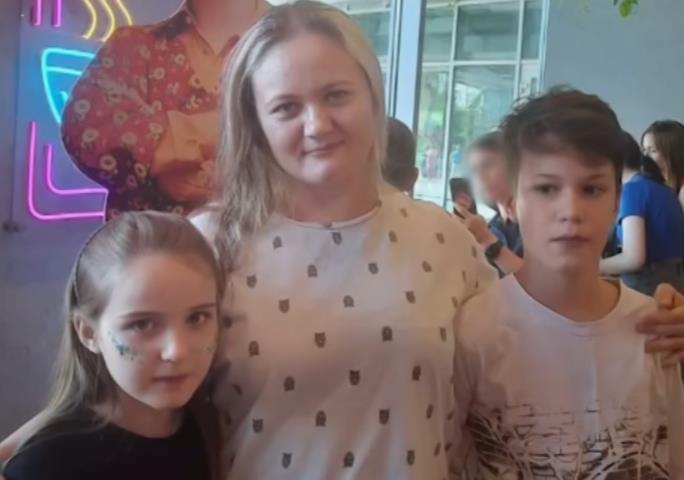 Ana je ostavila decu sa ocem u vikendici: Kad se vratila s posla, komšija joj saopštava strašnu vest, htela da poludi od tuge, usledio zapanjujući obrt - featured image Ana je ostavila decu sa ocem u vikendici: Kad se vratila s posla, komšija joj saopštava strašnu vest, htela da poludi od tuge, usledio zapanjujući obrt - featured image