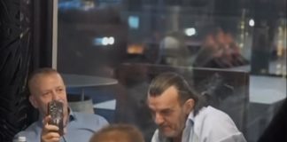 "Zaista ne znam ko je gospodin, jer se te noći sa mnom slikalo mnogo ljudi. Svima sam izašao u susret..." - Aca Lukas se oglasio nakon sporne fotografije - featured image