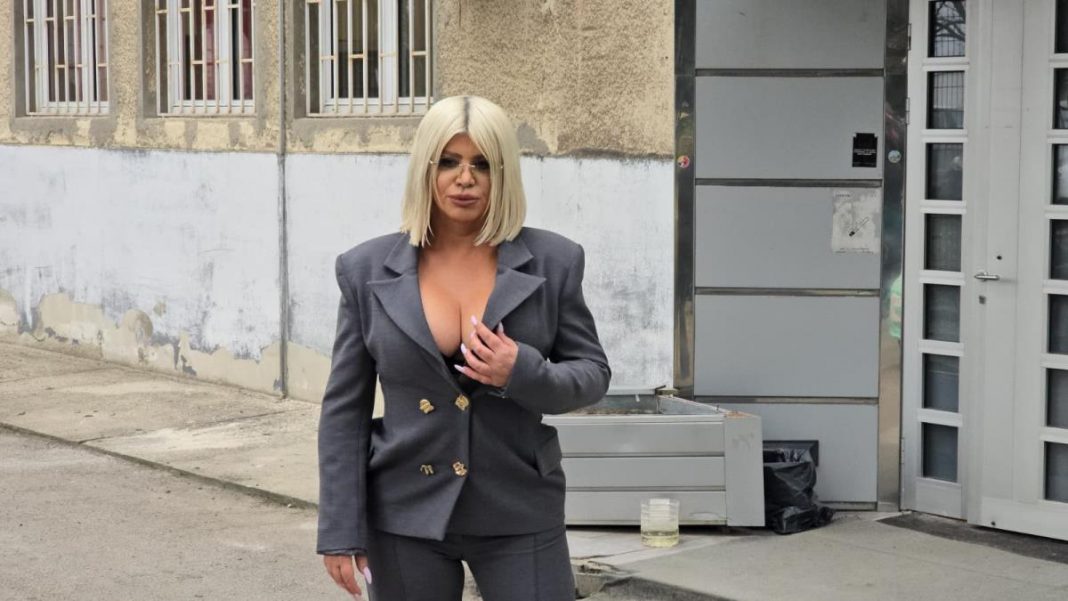SKANDAL KOJI TRESE ESTRADU: Dara Bubamara tvrdi da zna ko je objavio intimni snimak – “To je izdaja koju neću oprostiti!” - featured image SKANDAL KOJI TRESE ESTRADU: Dara Bubamara tvrdi da zna ko je objavio intimni snimak – “To je izdaja koju neću oprostiti!” - featured image
