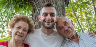 “Javno se odričemo našeg sina, on, zajedno sa snajkom, za nas više jednostavno ne postoji”: Roditelji se odrekli sina preko novina a njegova reakcija šokira - featured image