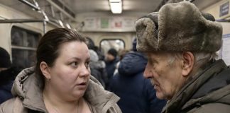 Svako jutro ženi je bilo mučno, a ljekari nisu mogli pronaći uzrok, sve dok jednog dana u autobusu stariji zlatar nije primijetio njenu ogrlicu i tiho rekao: „Ako vam je život drag, odmah skinite ovaj privjesak i nikada ga više ne nosite.“ - featured image