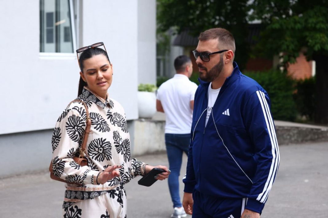 ŽENA SLOBE VASIĆA POVUKLA DRASTIČNE MERE, ANGAŽOVALA LJUDE DA GA PRATE! Lela više ne želi joj muž pravi skandale – Oni će joj redovno slati raporte, evo i kakve - featured image