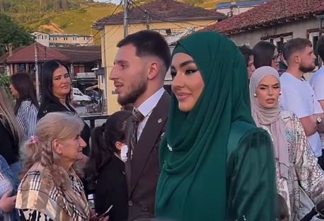 Maturantkinja iz Novog Pazara svojom haljinom podigla buru: Na prvi pogled zamotana deluje skromno, a kad pogledaju niže svi se zabezeknu - featured image Maturantkinja iz Novog Pazara svojom haljinom podigla buru: Na prvi pogled zamotana deluje skromno, a kad pogledaju niže svi se zabezeknu - featured image