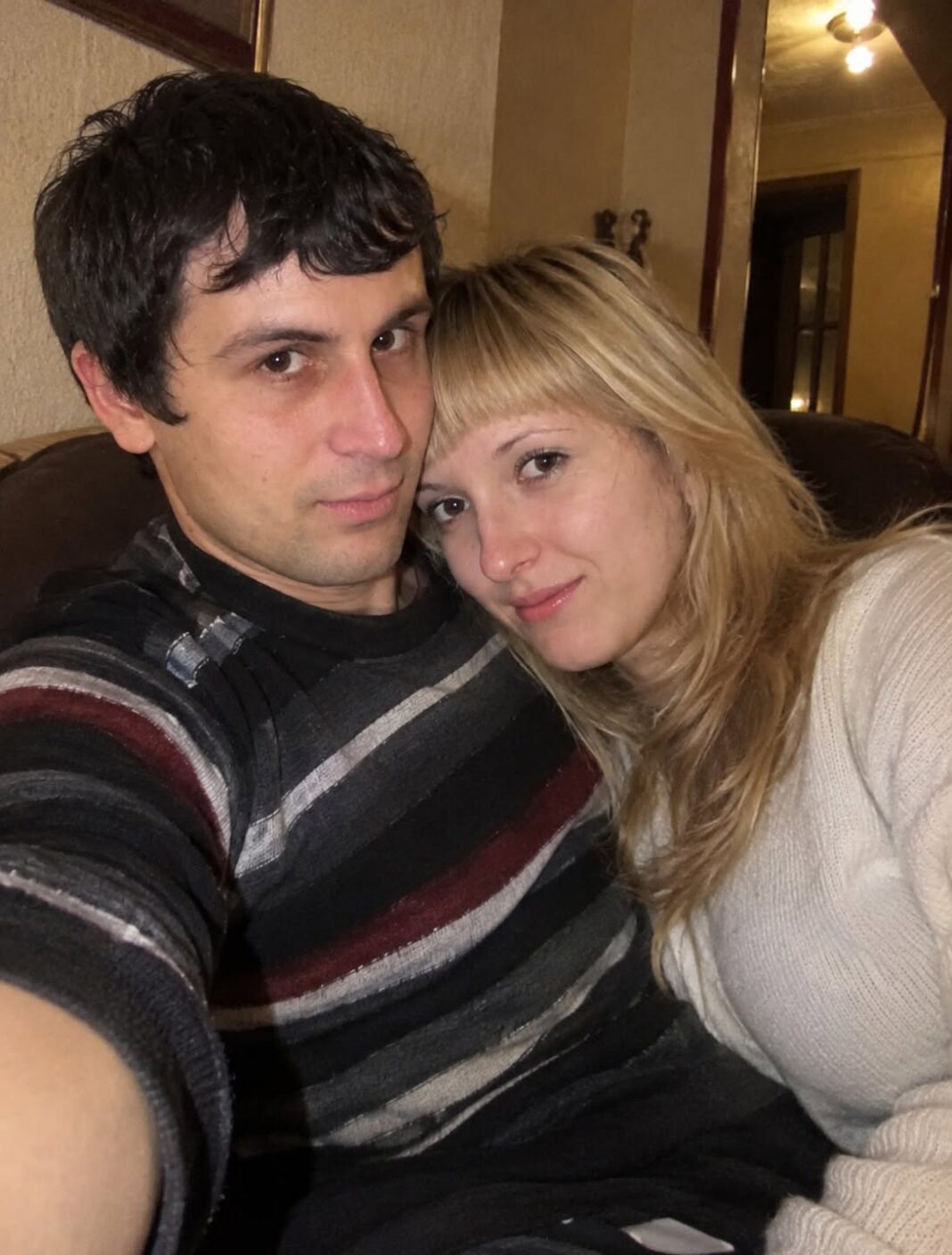 😱💔 Moja baka poklonila je mojoj kćeri stari ogrlicu za rođendan… a moja je majka problijedjela čim ju je ugledala! 😨 Tada mi je otkrila najstrašniju tajnu naše obitelji: moj je djed zlostavljao moju majku kada je imala samo 15 godina… a moja je baka sve znala od samog početka. 💔 - featured image