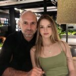 Moj otac me je pozvao na večeru, uhvatio me za ruku i rekao svojim prijateljima: „Upoznajte devojku koju volim.“ Sedela sam prestravljena — sve dok jedan od njegovih prijatelja nije rekao nešto zbog čega sam briznula u plač… [😱][💔] - featured image