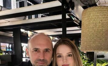 Moj otac me je pozvao na večeru, uhvatio me za ruku i rekao svojim prijateljima: „Upoznajte devojku koju volim.“ Sedela sam prestravljena — sve dok jedan od njegovih prijatelja nije rekao nešto zbog čega sam briznula u plač… [😱][💔] - featured image