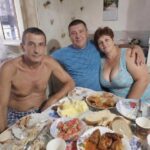 Moj muž doveo je nepoznatog muškarca u naš dom i zamolio me da mu dopustim da prenoći samo jednu noć. Međutim, sljedećeg jutra slučajno sam čula njihov tajni razgovor u kuhinji i shvatila da se taj čovjek nije pojavio u našim životima slučajno. Moj muž doveo je nepoznatog muškarca u naš dom i zamolio me da mu dopustim da prenoći samo jednu noć. Međutim, sljedećeg jutra slučajno sam čula njihov tajni razgovor u kuhinji i shvatila da se taj čovjek nije pojavio u našim životima slučajno. - featured image
