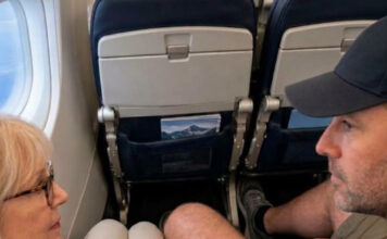 Muškarac je satima zauzimao deo mog sedišta u avionu! Kada sam ga zamolila da se pomeri, nasmejao se: „Tako ste sitni! Zašto vam treba toliko prostora?“ Ali kada se vratio iz toaleta, ukočio se od šoka i besno povikao: „ŠTA STE TO URADILI?!“ - featured image