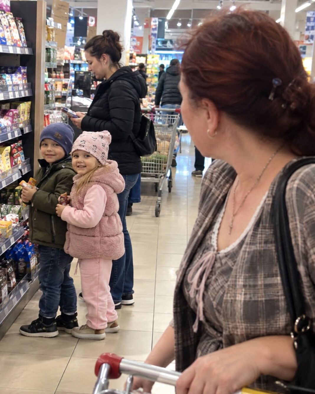 😱💔 U supermarketu sam vidjela dva dječaka koji su izgledali potpuno isto kao moj sin. Pet minuta kasnije otkrila sam tajnu koja je uništila moju obitelj. - featured image