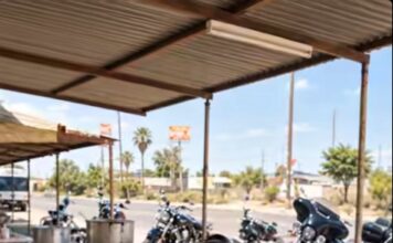 Četvorica motorista naručila su hranu u malom restoranu pored puta, a zatim otišla ne plativši račun jer su mislila da im siromašna starica, vlasnica restorana, ne može ništa učiniti. Ali ti muškarci nisu mogli ni zamisliti s kim su se zapravo zakačili. 😳 - featured image