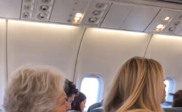 Mlada žena u avionu neprestano je prebacivala svoju dugu kosu preko naslona sjedišta, a ona je završavala direktno u mojoj kafi i hrani. Trpjela sam njeno bezobrazno ponašanje gotovo sat vremena, ali onda sam uradila nešto toliko neočekivano da su svi putnici u avionu ostali potpuno šokirani. 😨😱 - featured image