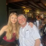 „Večeras ćeš napokon biti moja”, rekao je moj 74-godišnji djed, čvrsto me uhvativši oko struka. Imala sam samo 22 godine. Te večeri odveo me u svoju kuću, zaključao ulazna vrata i šapnuo: „Nemoj nikome reći… Pogotovo ne svojoj majci.” U tri sata ujutro, dok sam ležala u krevetu, moj je djed tiho otvorio vrata moje spavaće sobe, prišao mi i položio svoju drhtavu ruku na moju nogu. „Moram to učiniti večeras”, šapnuo je. Bila sam potpuno paralizirana od straha… - featured image