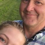 Otišla sam u šumu sa svojim ocem. Odjednom me je zgrabio za ruku i rekao: „Konačno smo sami. Dođi ovamo, da te poljubim. Toliko dugo sam želeo ovo da uradim.“ Užasnuta, pokušala sam da se izmaknem. Ali moj otac je prišao bliže, uhvatio me za ramena i šapnuo: „Ne boj se, dušo. Tvoja majka nikada neće saznati šta se dogodilo između nas.“ Počela sam da drhtim. A kada je rekao: „Čekao sam 19 godina na ovaj trenutak“,… - featured image